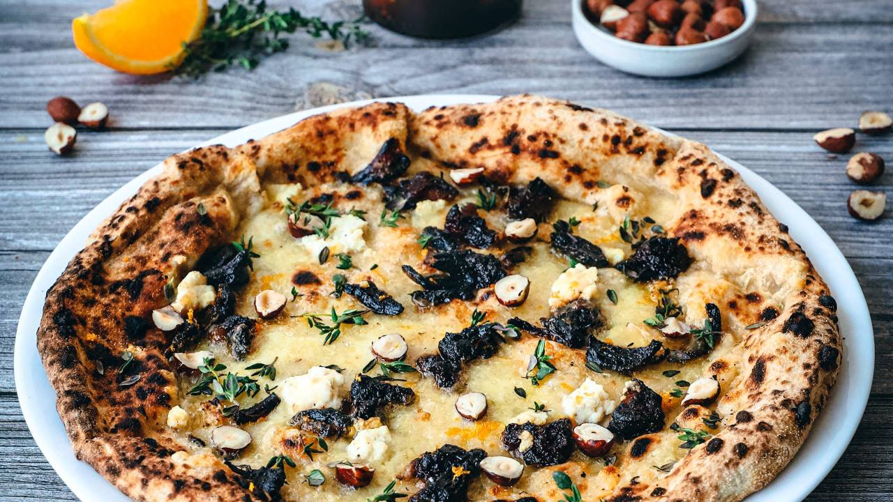 Foto mostra pizza artesanal com rillon