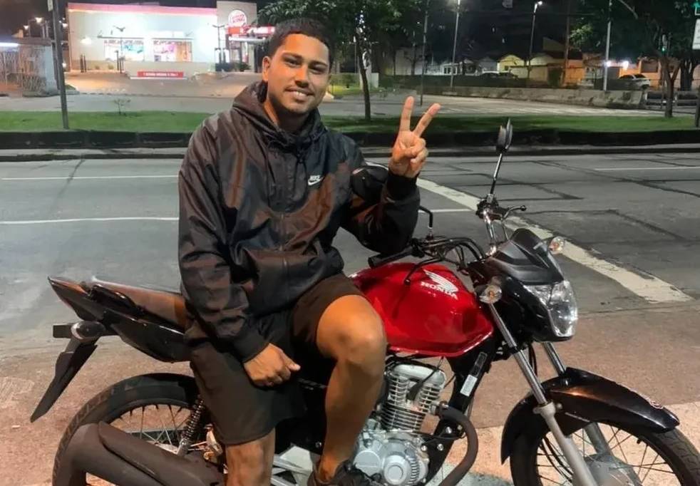 Entregador de delivery pode comer lanche de quem se recusa a descer?