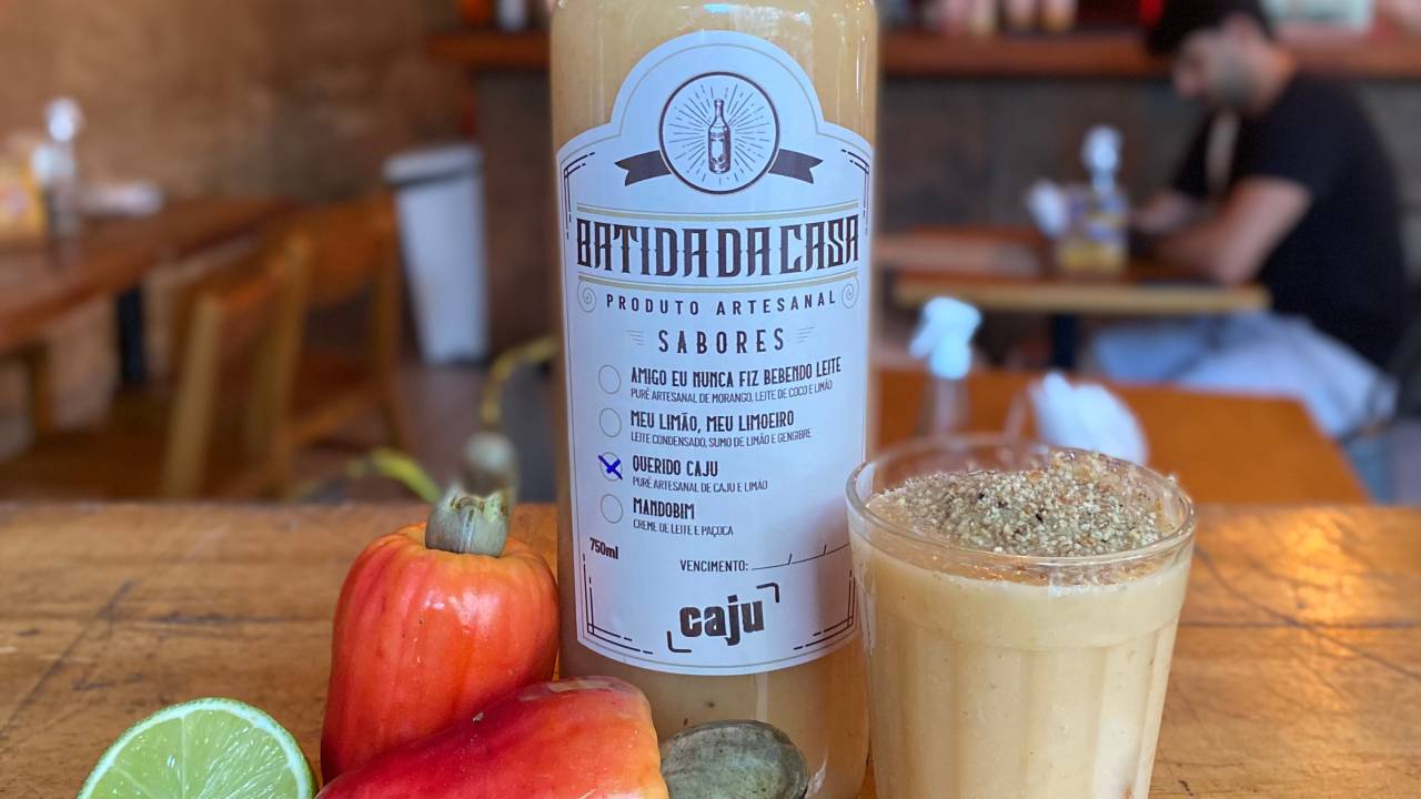 Caju: batidas para viagem no bar de Copacabana