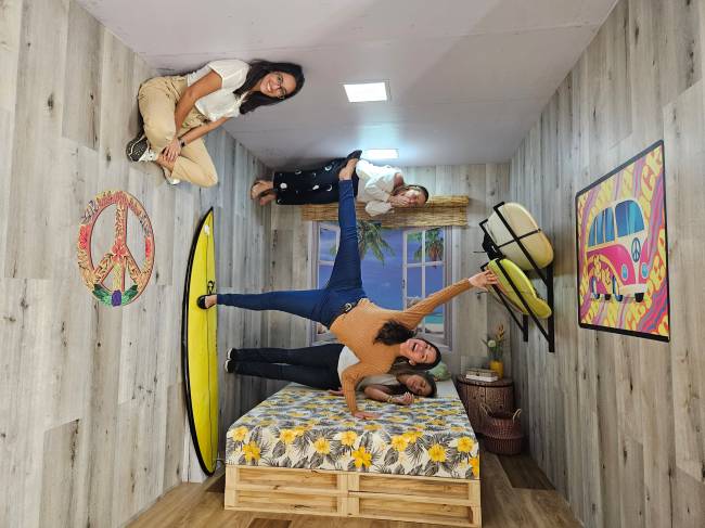 Foto mostra pessoas em cenário com ilusão de ótica