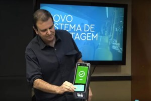 Prefeito Eduardo Paes demonstra o Jaé, sistema de bilhetagem da Prefeitura do Rio . prefeitura reprodução