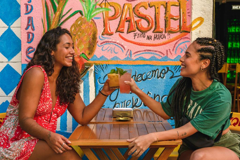 Promoções, combos e brindes para comemorar o Dia do Amigo em bares do Rio