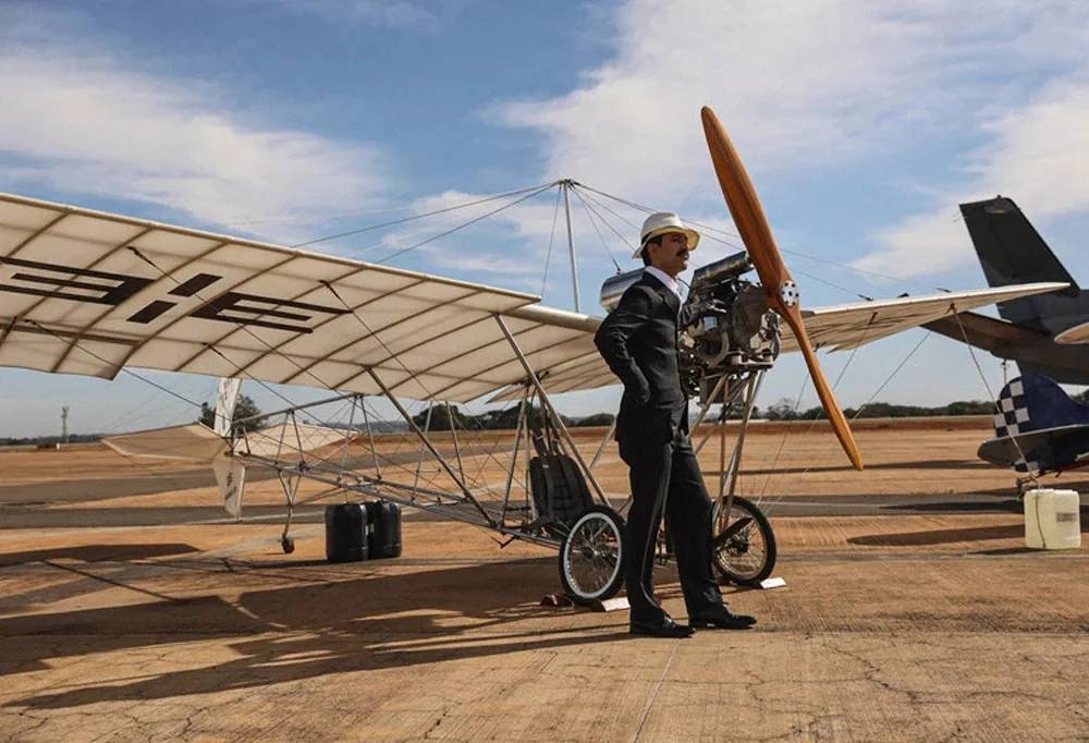 Olha pro céu! Réplica de avião de Santos Dumont vai sobrevoar o Rio