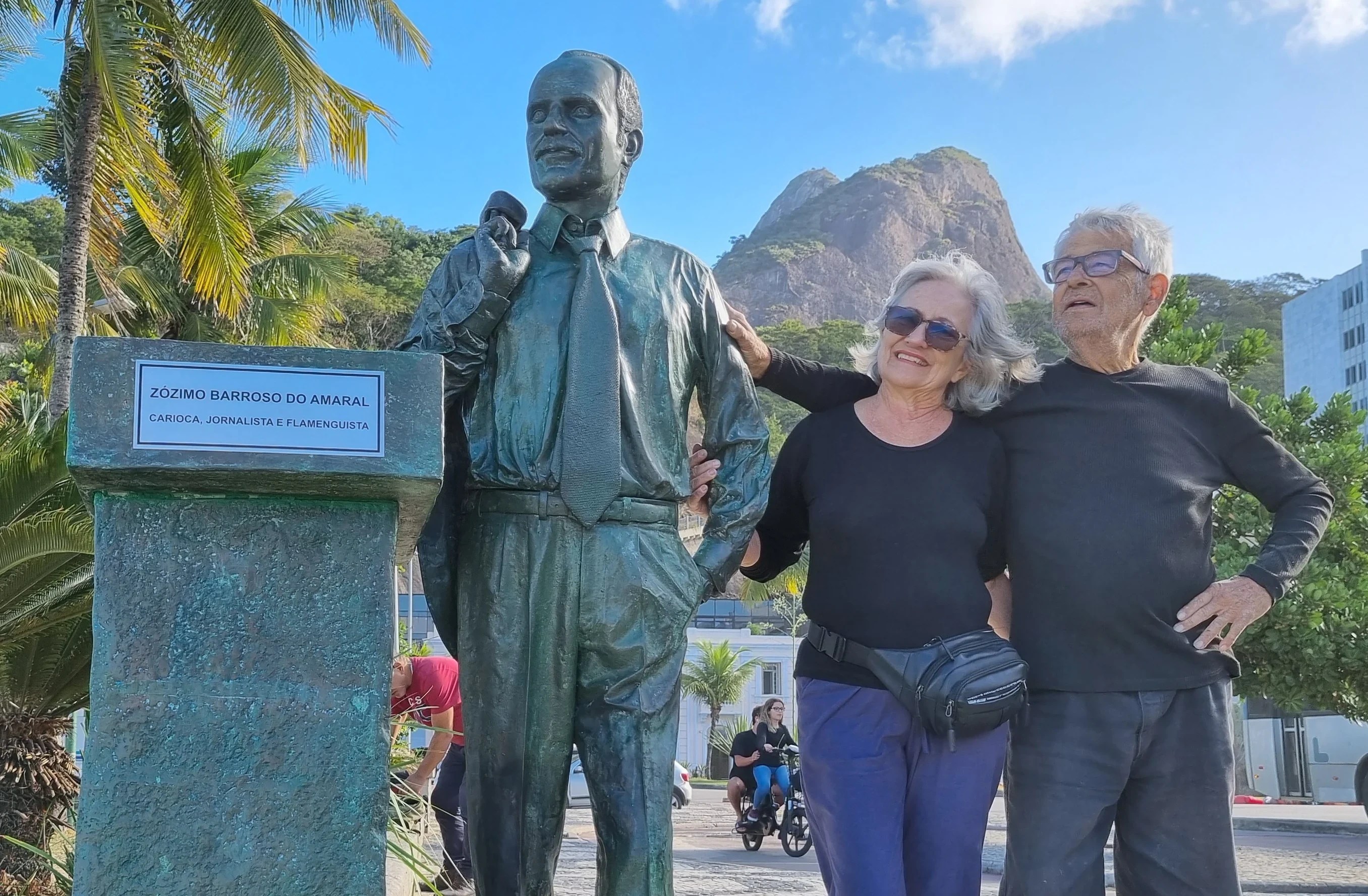 Roberto Sá e Clara Arthaud com a nova estátua