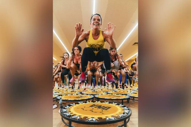 Bumbum na nuca: academia da treinadora Carol Vaz ganha novo endereço