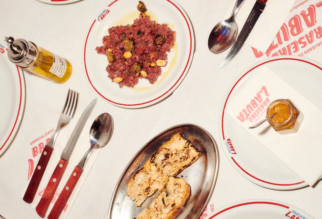 Sucesso na Lapa, Braseiro Labuta ganha menu de petiscos para fim de tarde