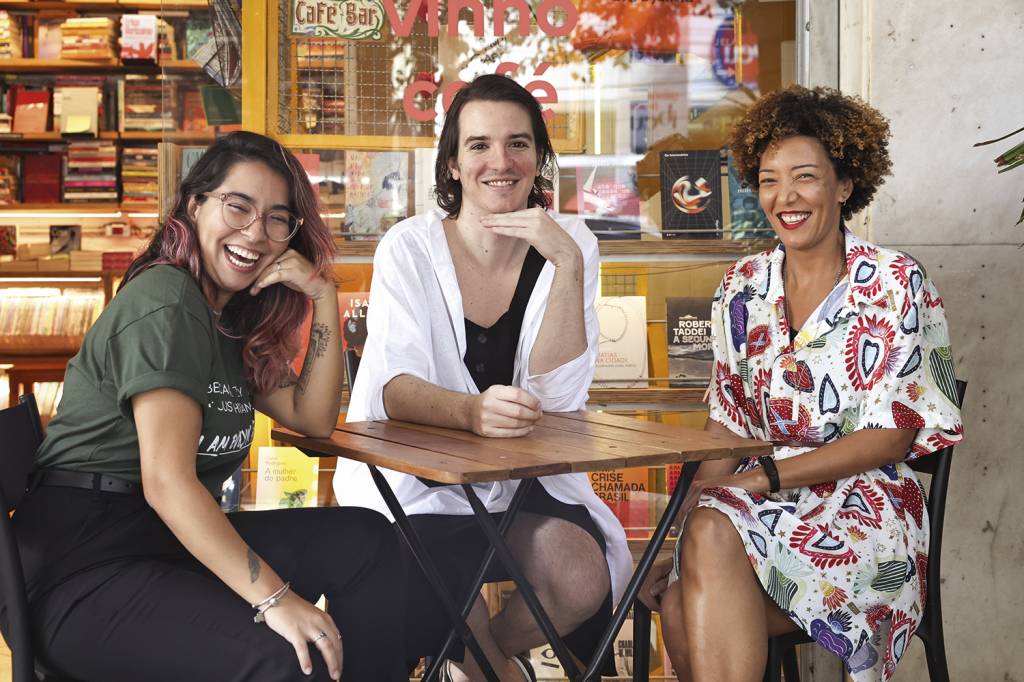 Curadores-da-Bienal-em-foto-de-Monica-Ramalho-2.jpg Os escritores Clara Alves, Mateus Baldi e Stephanie Borges: jovens talentos na curadoria