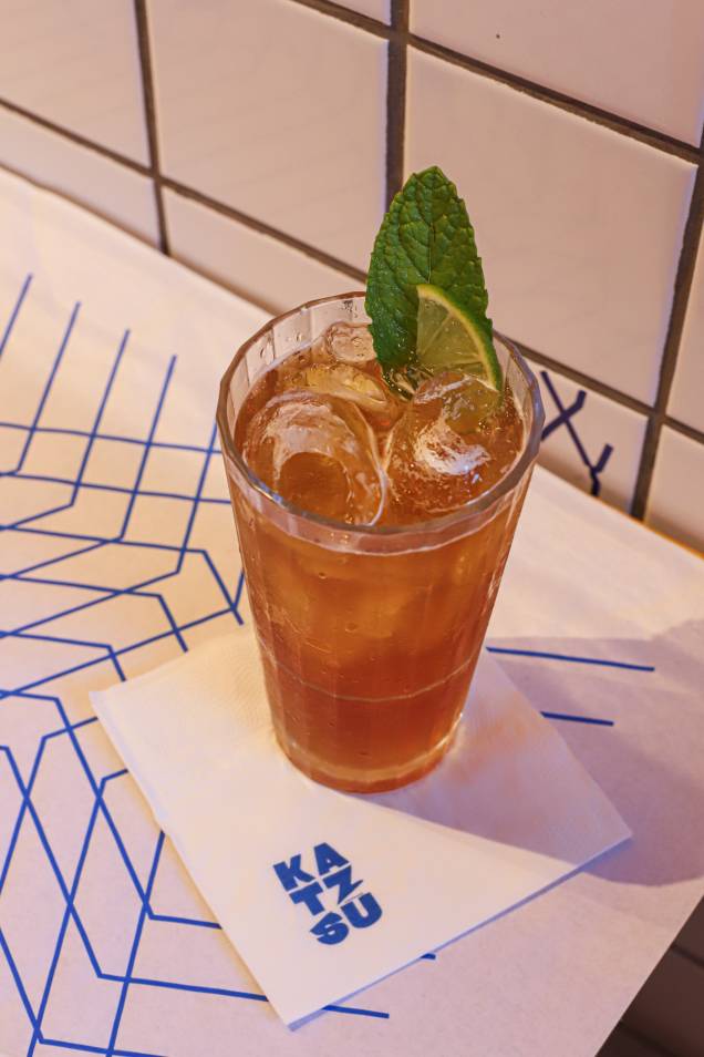 Katz-Su: chá preto e rum na carta descontraída Katz-Su: chá preto e rum na carta descontraída