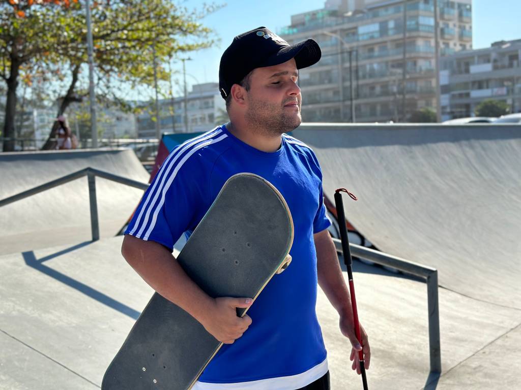 Skatista coleciona saltos incansáveis sobre o impossível