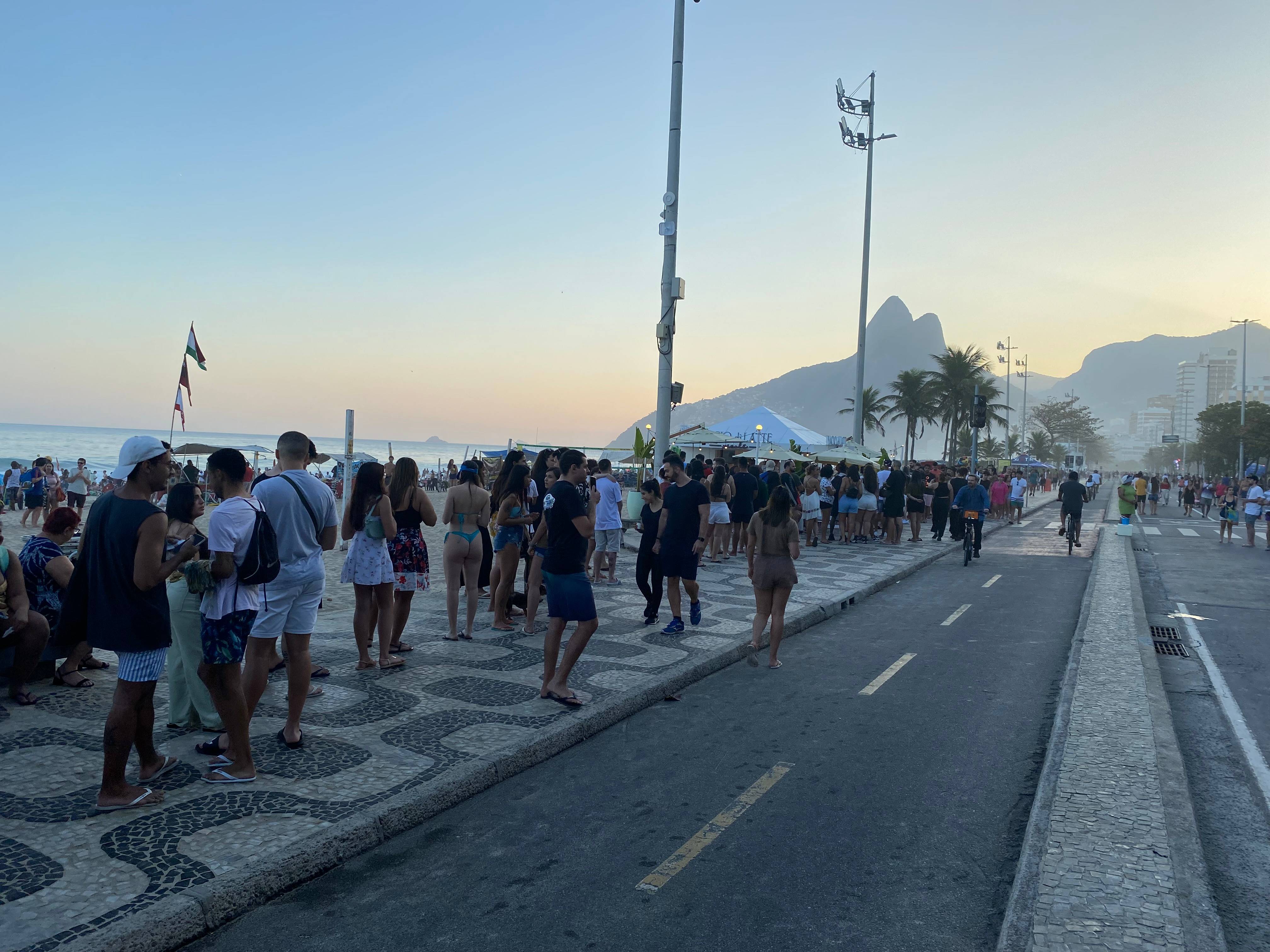 Picolé no inverno? Claro! Quiosque em Ipanema registra filas quilométricas