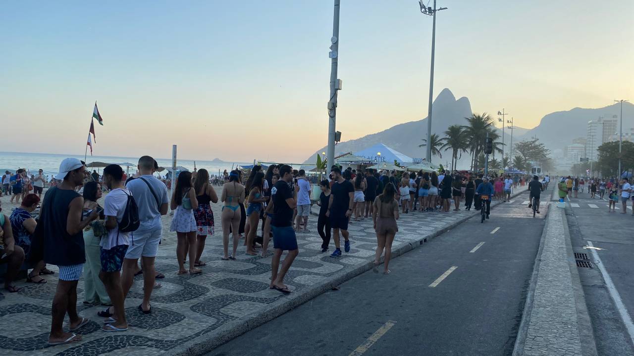 Foto mostra quiosque em Ipanema com filas quilométricas