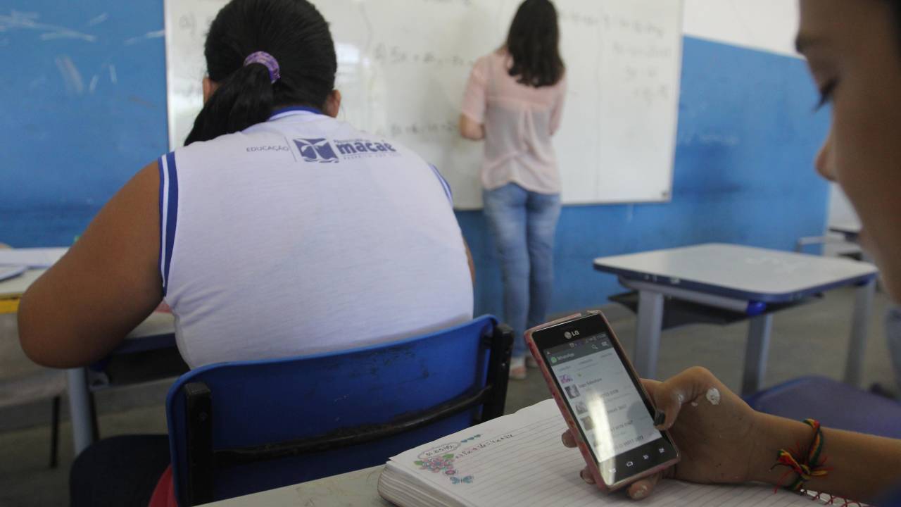 Celular em sala de aula