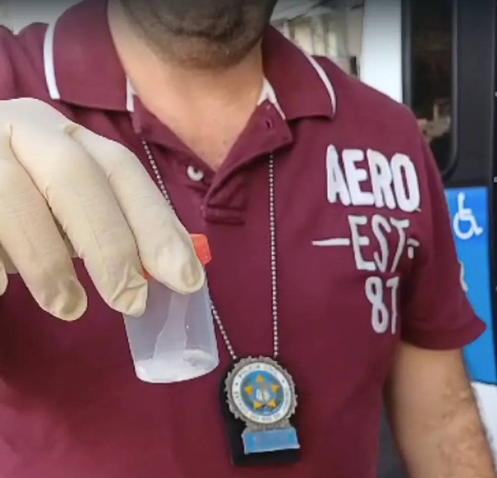 Em depoimento, homem afirma que “pó branco” que jogou em calçada é farinha