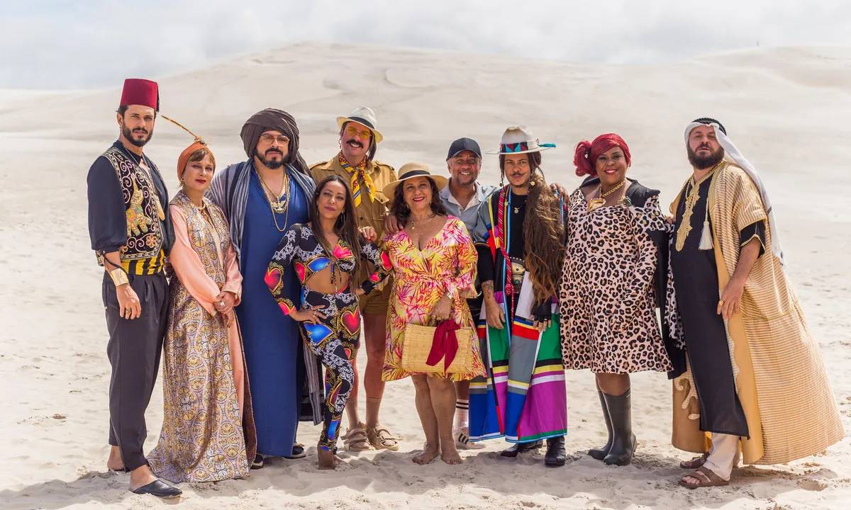 Elenco do Vai Que Cola com roupas com referências árabes em um deserto