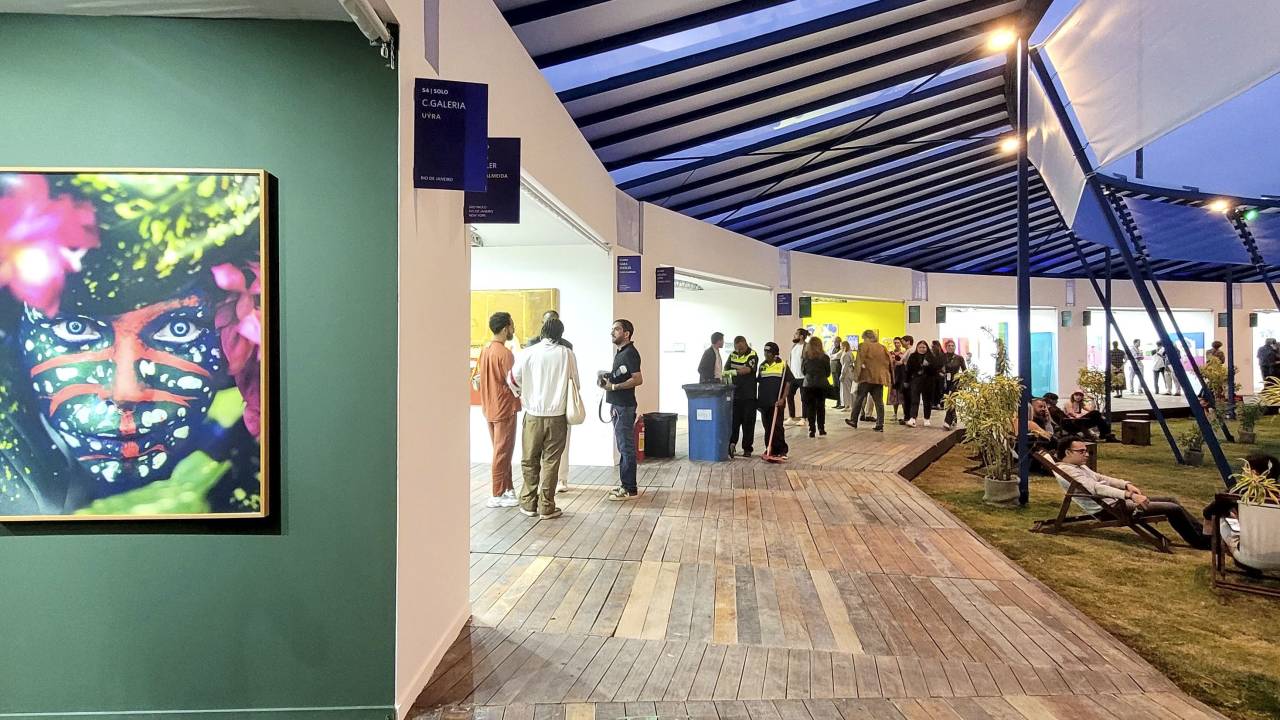 Imagem mostra estandes da ArtRio, com área parcialmente descoberta