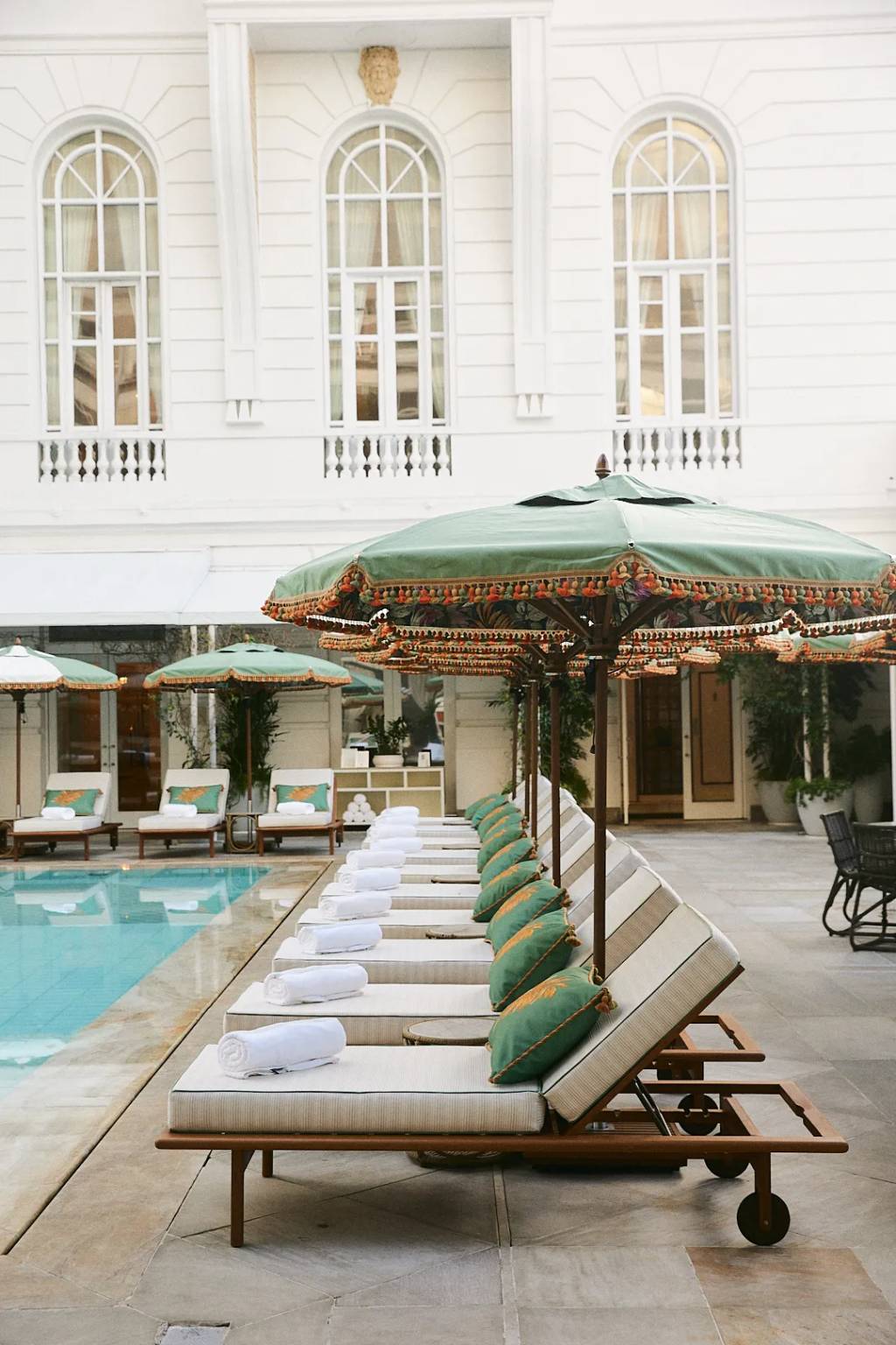 Copacabana Palace revela nova decoração da sua piscina emblemática