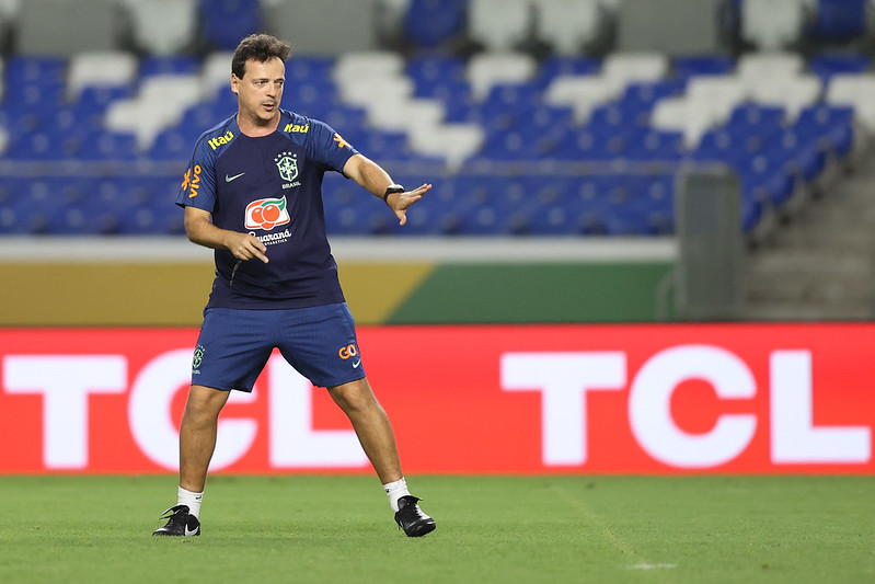 Técnico Fernando Diniz comanda treino da seleção
