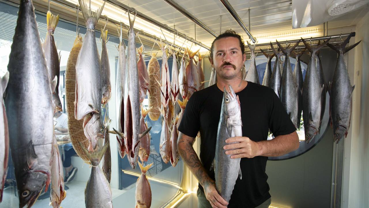 O chef Gerônimo Athuel, do Ocyá: nova casa no Leblon com câmara à vista dos clientes