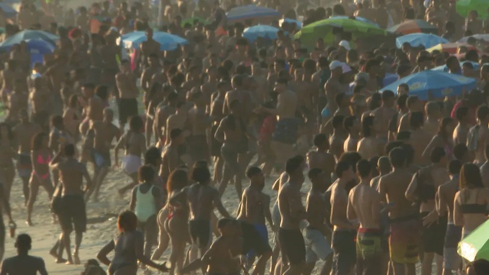 Com temperatura de quase 40 graus, polícia detém 80 pessoas nas praias