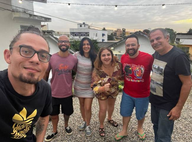 Papo de Subúrbio Foto dos integrantes do papo de Subúrbio depois da entrevista com André Mansur