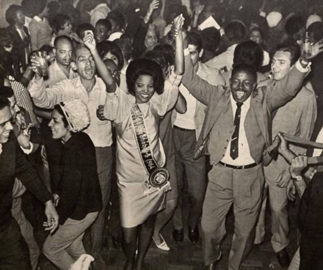 Vera Lúcia Couto dos Santos, Miss Guanabara 1964, sambando na quadra do Clube Renascença. Revista Manchete