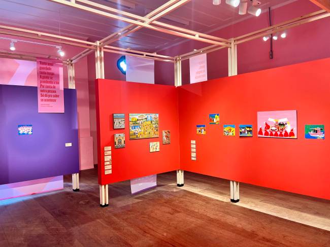 Vista da exposição ‘Sofrência’. crédito – Domi Valansi (7) Vista da exposição 'Sofrência', que integra o projeto Arte nas Estações, montada no interior de Minas.