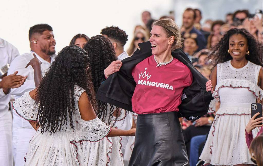 Vídeo: desfile da Chloé em Paris tem apoteose com bateria da Mangueira