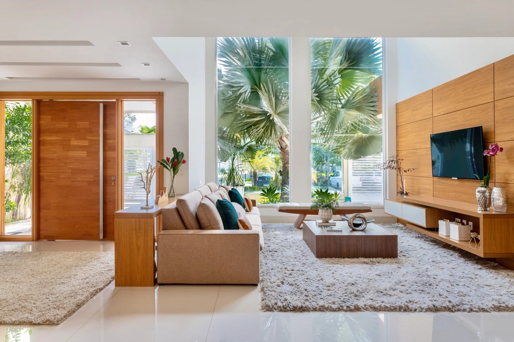 Janelas até o teto emolduram a natureza nesta sala de 200 m²