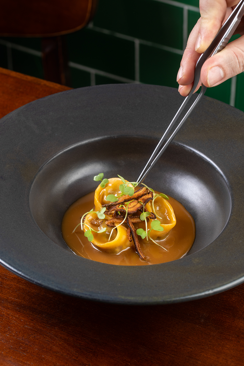 20230926_VejaRio_ComerEBeber_2595_Alta_CredTomasRangel.jpg Tortelli de tutano, rabada e shiitake: perfeição
