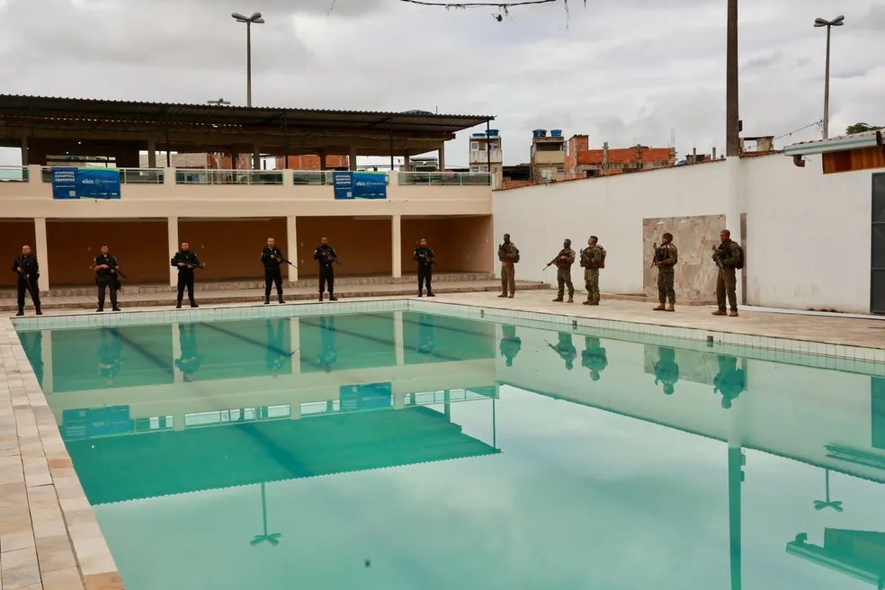 Após operação, polícia retoma clube que virou “CT do tráfico” na Maré