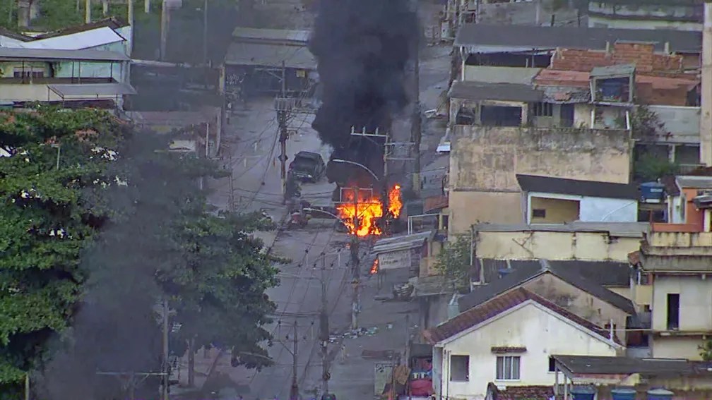 Traficantes-ateiam-fogo-barricada-Complexo-Penha