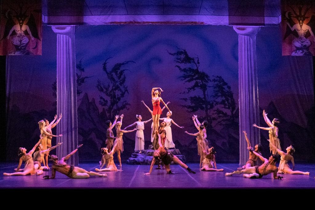 Espetáculo de balé no Municipal reúne coreografias ao som de Ravel e Piaf