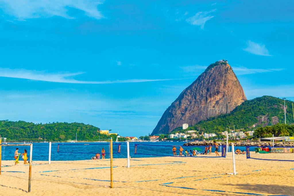 Com recorde de balneabilidade, Praia do Flamengo estampa capa da Vejinha