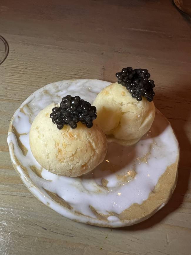 Pão de queijo com caviar