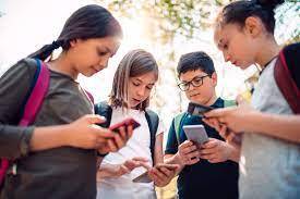 Temos que ir além da proibição dos celulares na escola