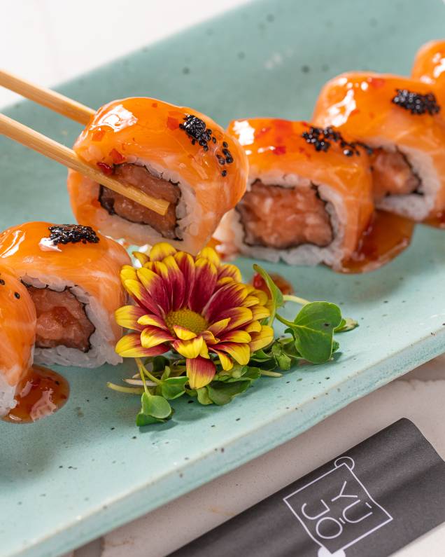 Yujo: na Barra com rolls como o de salmão spicy Yujo: na Barra com rolls como o de salmão spicy