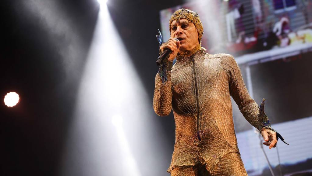 Ney Matogrosso mostra sua verve roqueira em show no Vivo Rio