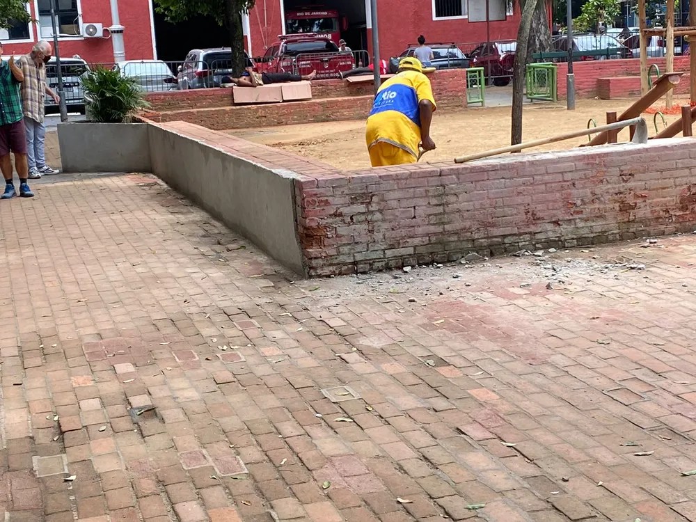 Subprefeito promete devolver tijolinhos a muretas da Praça São Salvador