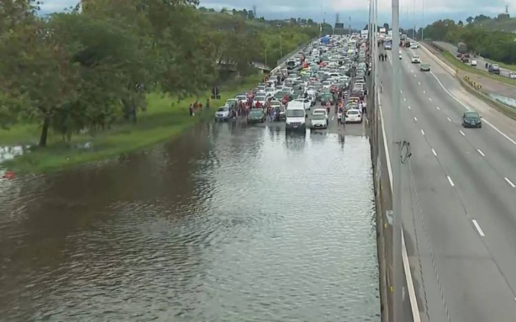O funcionamento do metrô e dos trens no Rio após temporal inundar trilhos