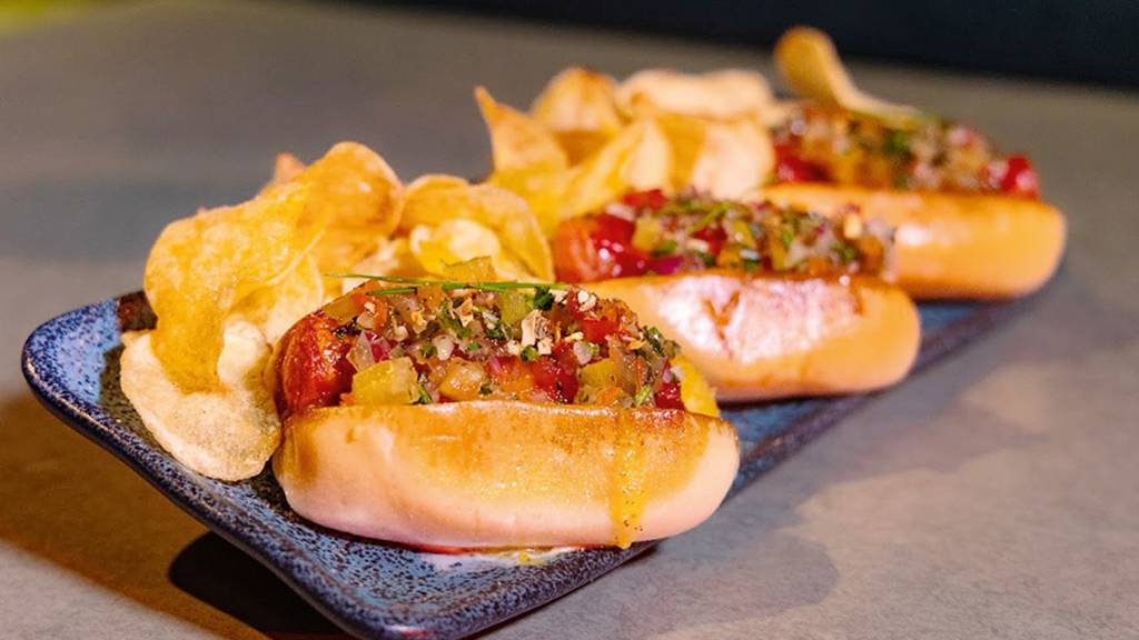 Madame da noite com petiscos e DJs na Barra