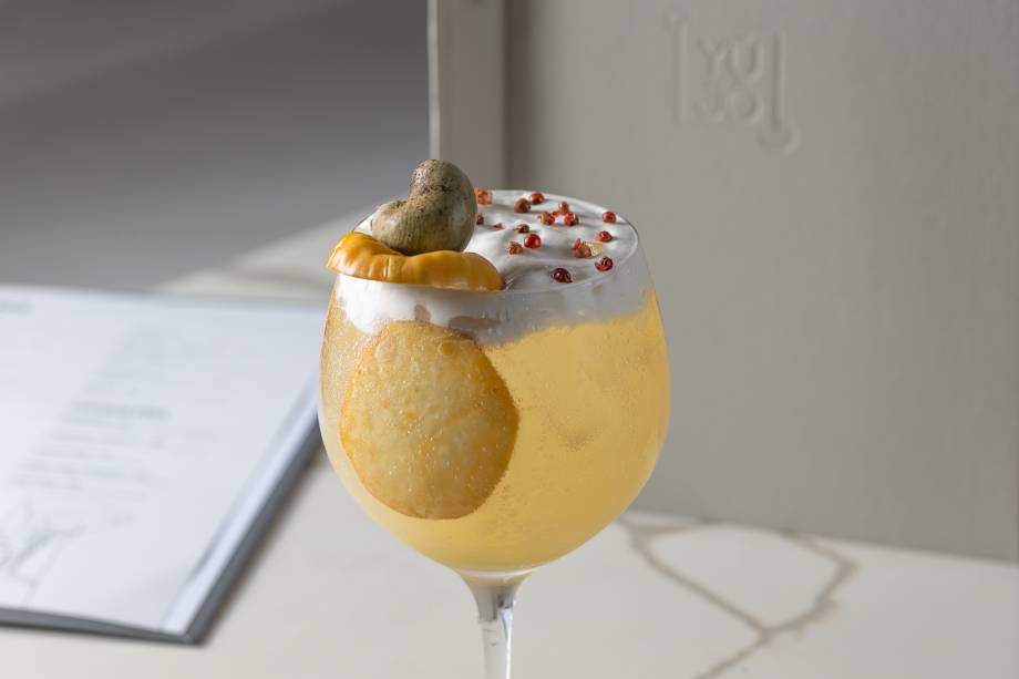 Yujo: taça com gim, caju, limão siciliano e xarope de gengibre