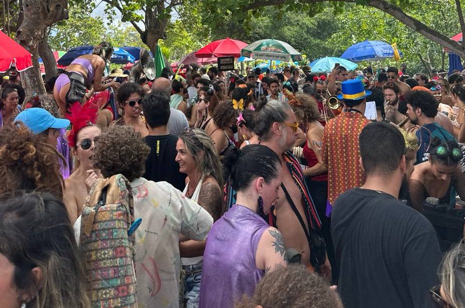 Após temporal, blocos não oficiais desfilam e enfrentam fúria nas redes