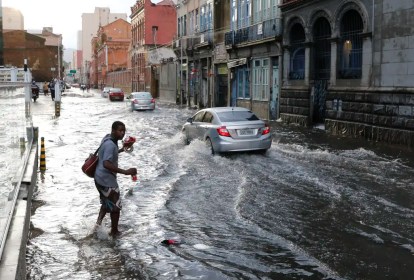 Chuva intensa acompanhada de rajadas de vento alaga ruas na região central da cidade, que tem alerta estágio de atenção