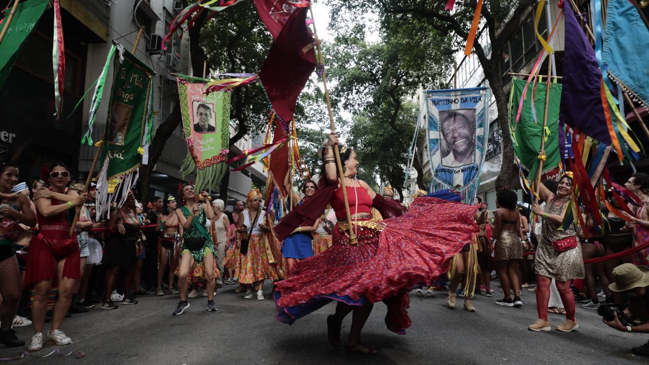 Os estandartes que abrem o desfile do Cortejo do Boitatá.