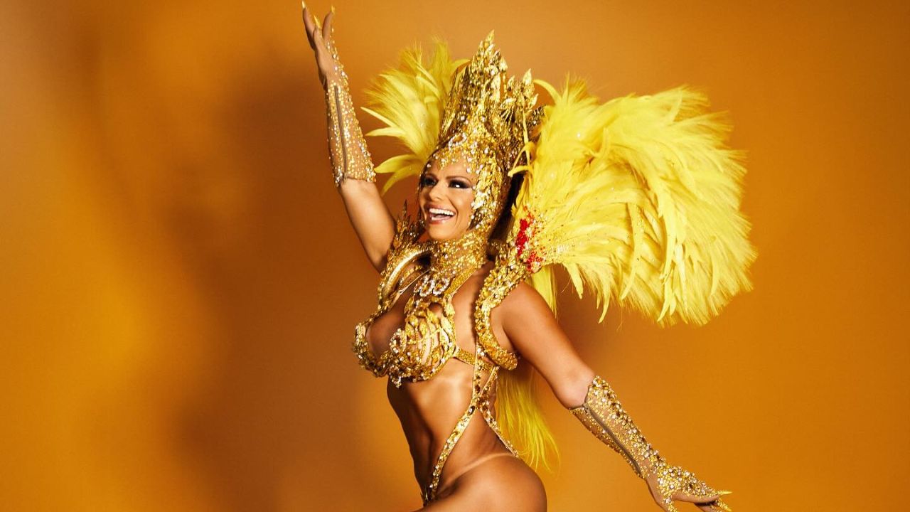 Vivianne Araújo fantasiada de folhas para desfile do salgueiro