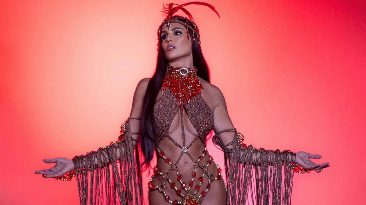 Deborah Secco fantasiada para desfilar no Salgueiro