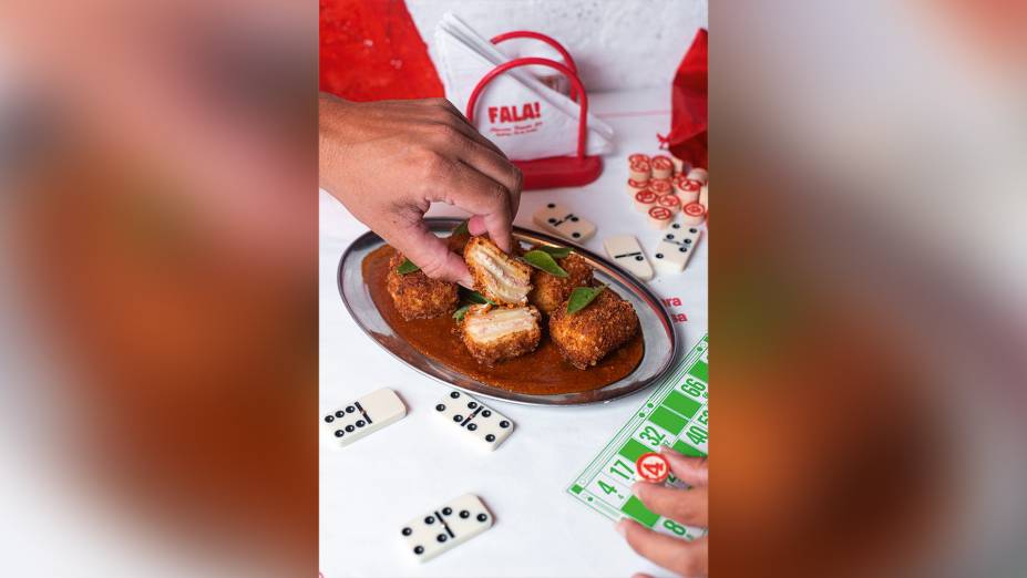 Fala: lasanha frita e crocante sobre molho de tomate
