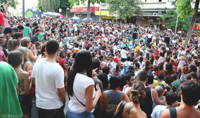 Leão na Praça Foto com centenas de pessoas curtindo o evento do Leão