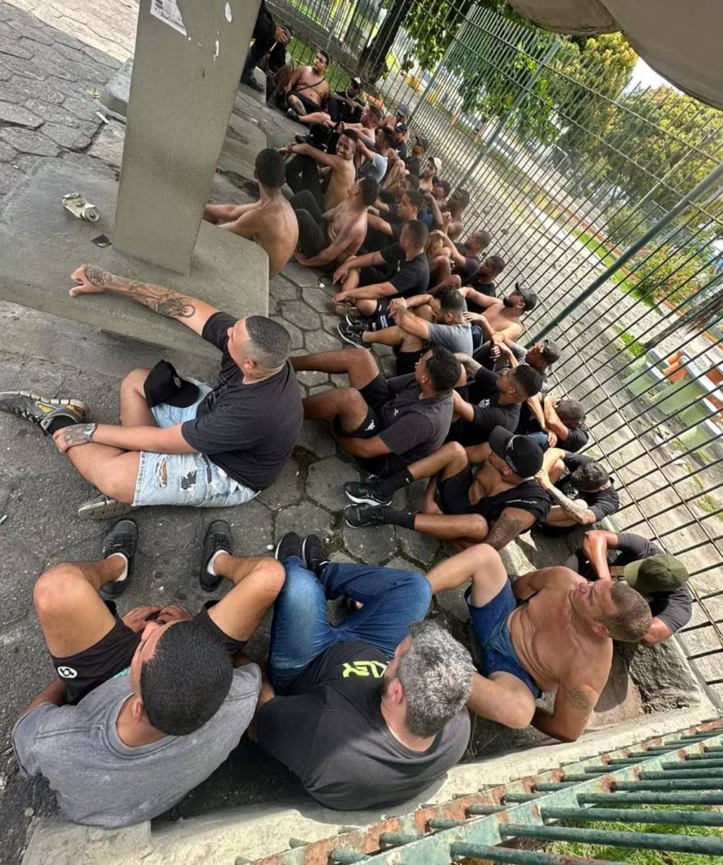 Polícia prende 60 torcedores após jogo entre Flamengo e Vasco no Maracanã