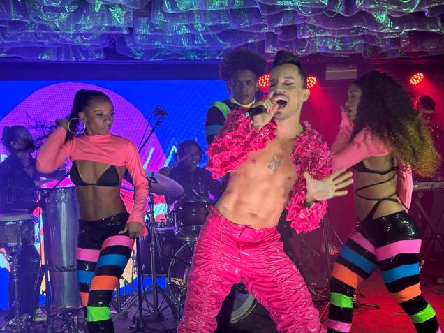 Sob comando de Beni Falcone, Tribo Q abriu o carnaval LGBTQIA+ na Sapucaí Sob comando de Beni Falcone, Tribo Q abriu o carnaval LGBTQIA+ na Sapucaí